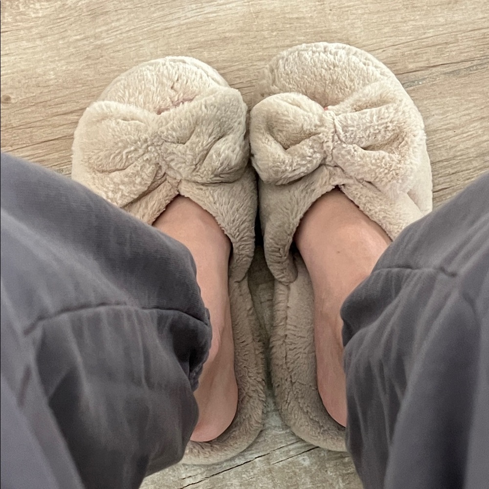 Women’s Slippers / worn slippers